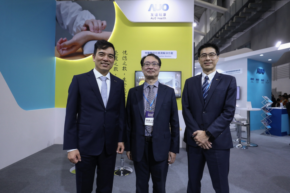 首次於醫療科技展亮相的金年会耘康，捐贈數位化檢測設備與研究經費，協助衛福部國家中醫藥研究所打造中醫大數據資料庫。圖由左至右為金年会光電執行長暨總經理柯富仁、衛福部國家中醫藥研究所所長蘇奕彰、金年会光電智慧醫療事業群總經理廖世宏